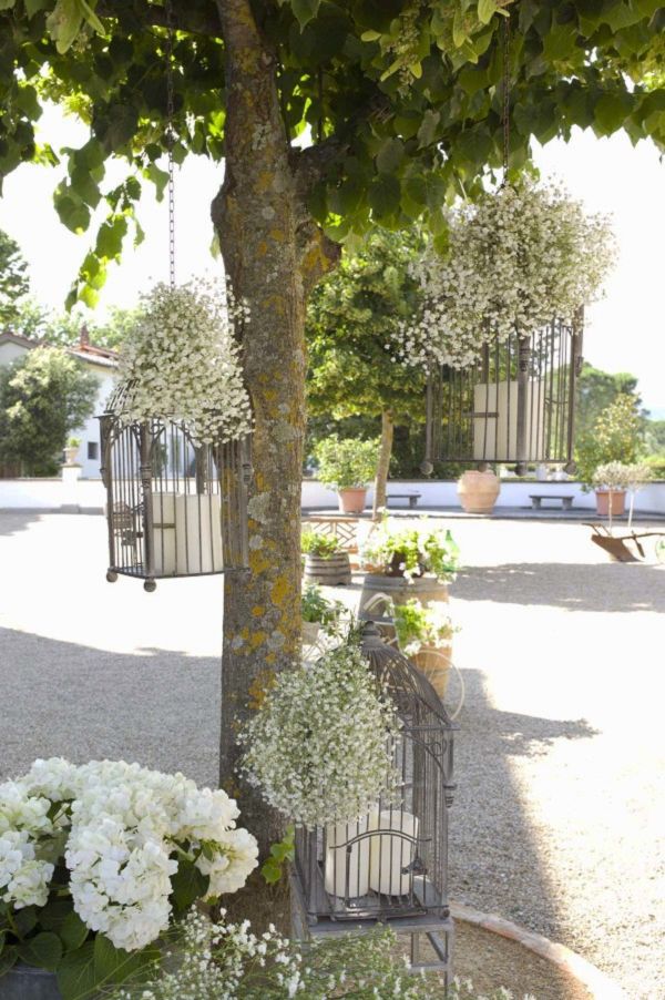 rustic birdcages and baby’s breath wedding decor
