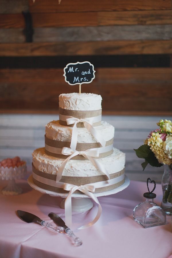 burlap chalkboard wedding cake