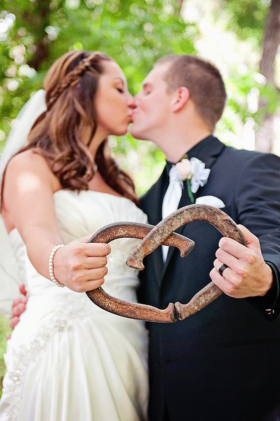 30 Styling Horseshoe Ideas For A Rustic Farm Wedding 24 Horseshoe hearts wedding photo ideas