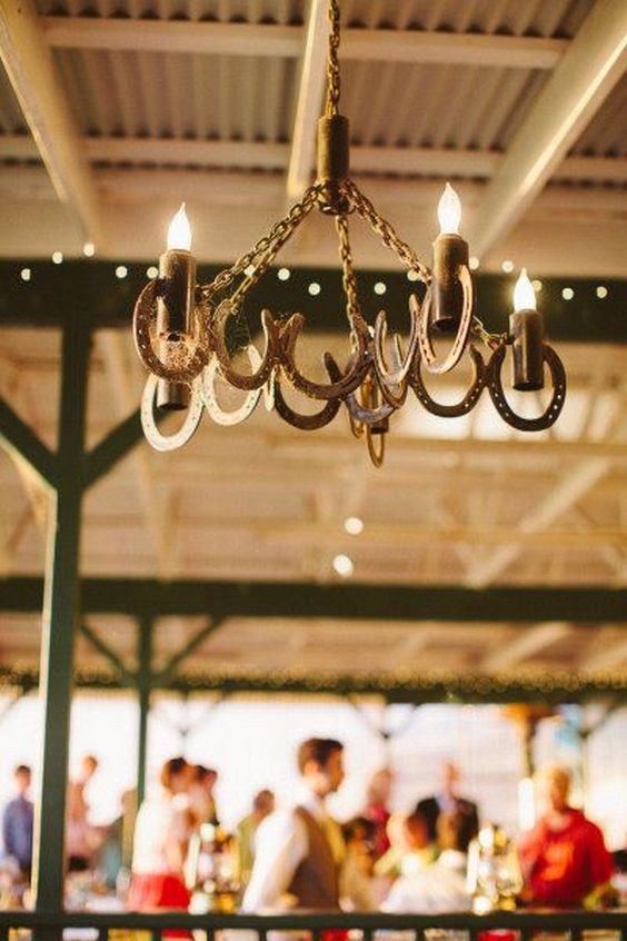 30 Styling Horseshoe Ideas For A Rustic Farm Wedding 27 Horseshoe wedding chandelier
