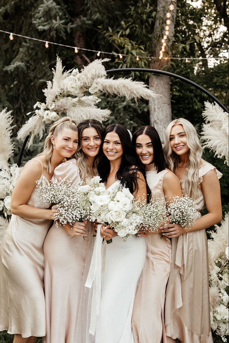 baby’s breath bridesmaid bouquets