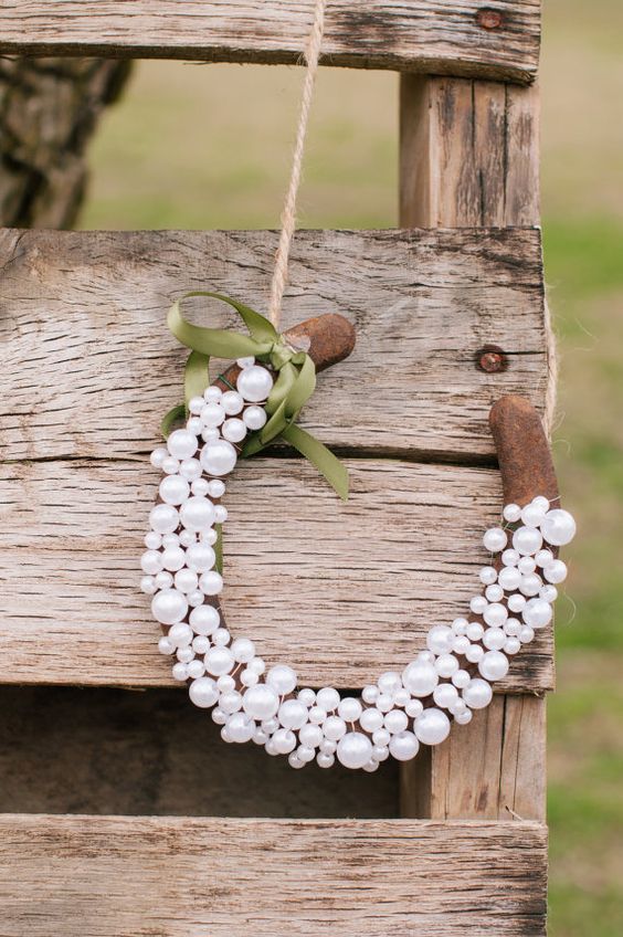 rustic farm horseshoe and pearls wedding decor