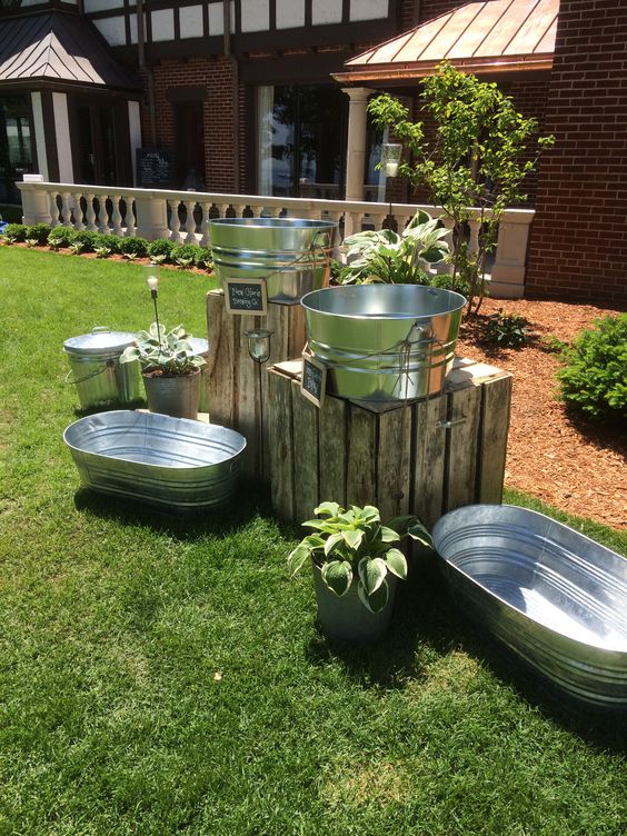 Outdoor wedding drink station for the cocktail party