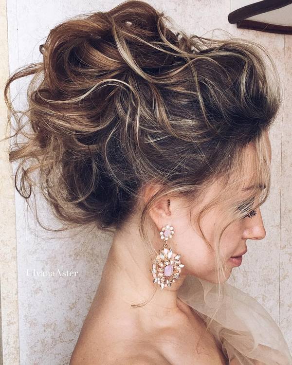 Ulyana Aster Romantic Long Bridal Wedding Hairstyles_09 ❤ See more: http://www.deerpearlflowers.com/romantic-bridal-wedding-hairstyles/2/