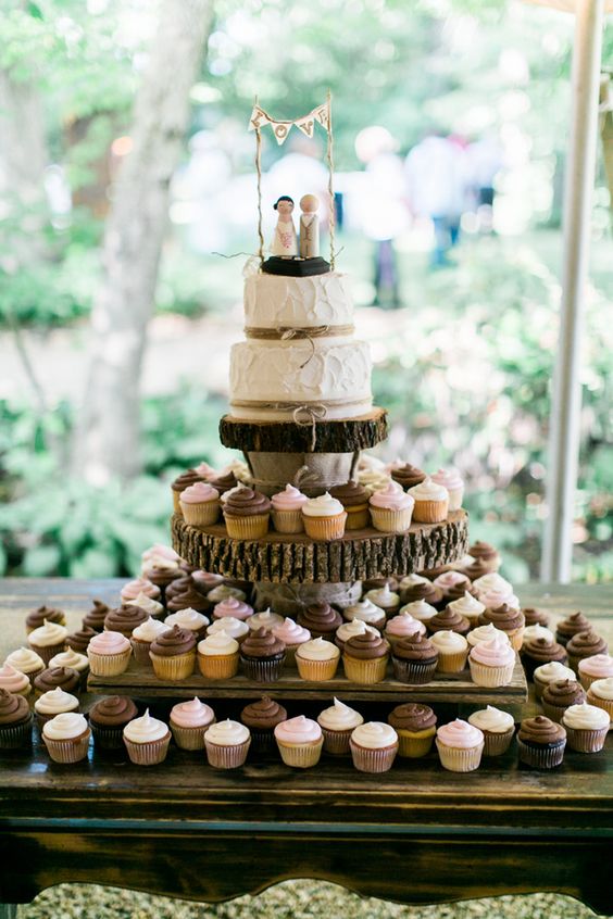 rustic country wedding cupcake with tree stump stand
