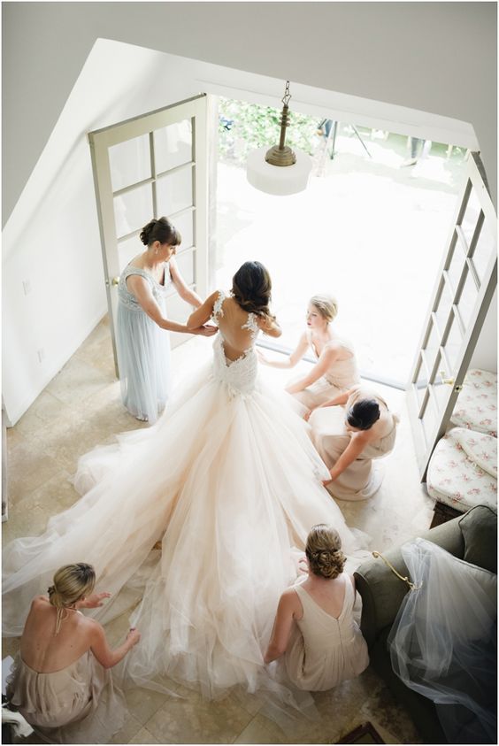 Getting ready wedding photos with your bridesmaids 4