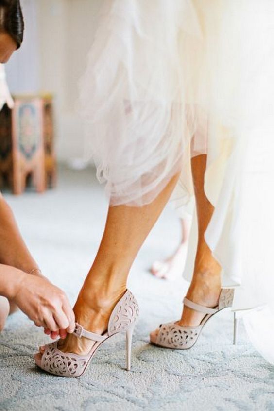 Getting reay wedding photos with your accessories and shoes 2