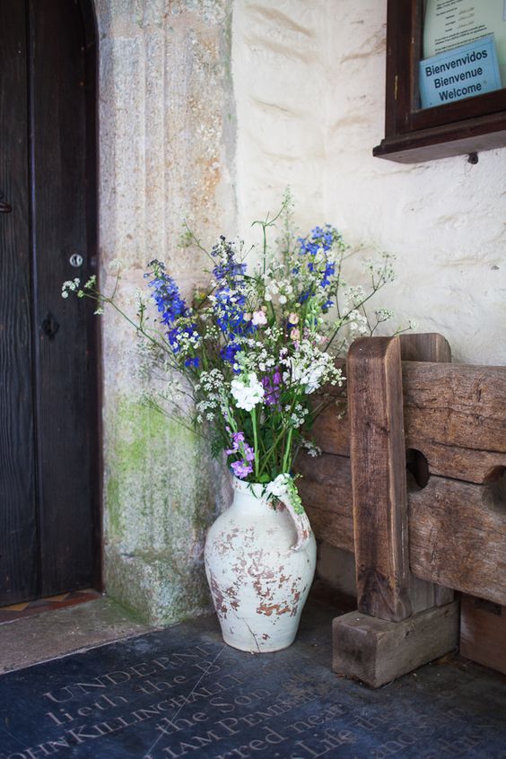 30 Rustic Country Wedding Ideas with Milk Churn 9 English Country Garden Wedding Decor