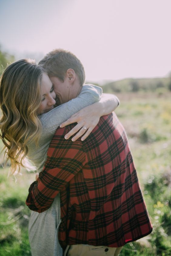 Fall Engagement Photo Shoot and Poses Ideas 12