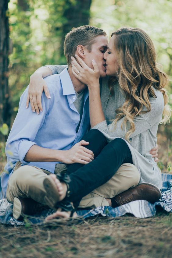 Fall Engagement Photo Shoot and Poses Ideas 16