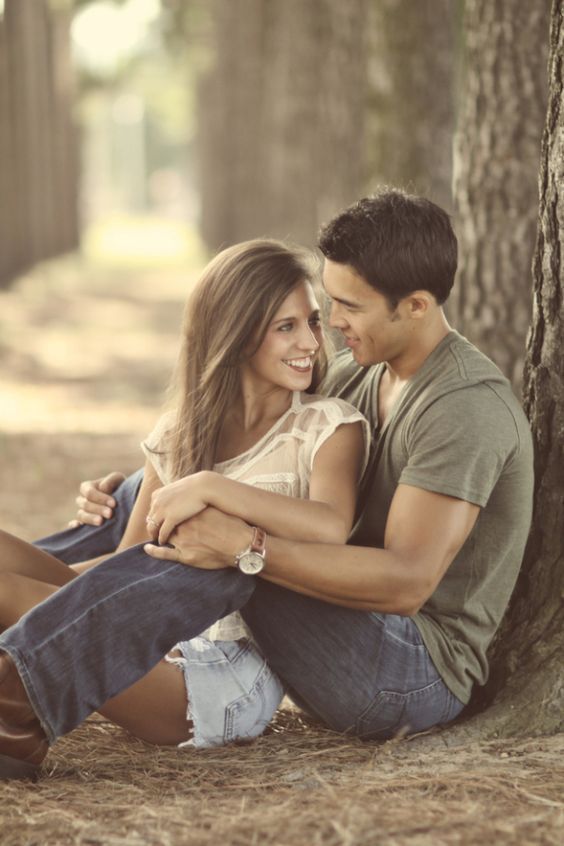 Fall Engagement Photo Shoot and Poses Ideas 20