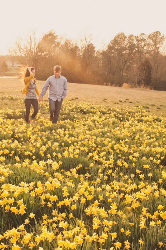 Fall Engagement Photo Shoot and Poses Ideas 25