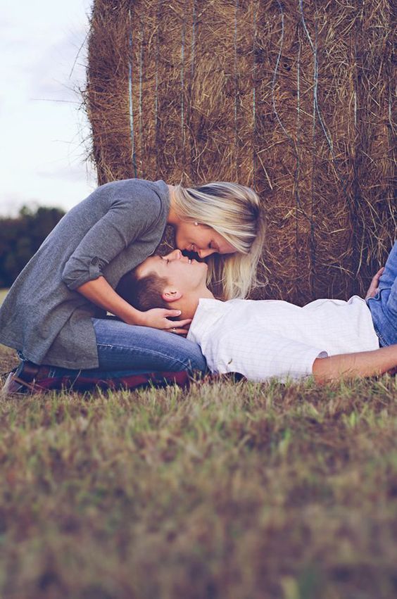 Fall Engagement Photo Shoot and Poses Ideas 8