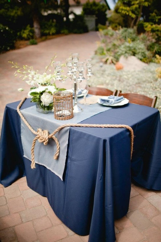 Love the knot decorating the sweetheart table