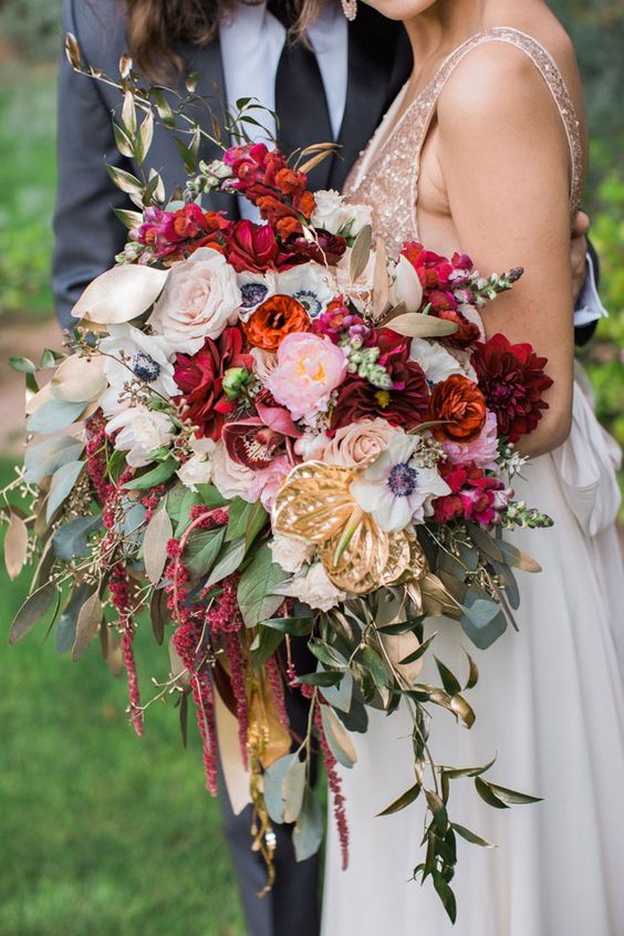 30 Elegant Fall Burgundy and Gold Wedding Ideas 2024 8 burgundy and gold fall wedding bouquet