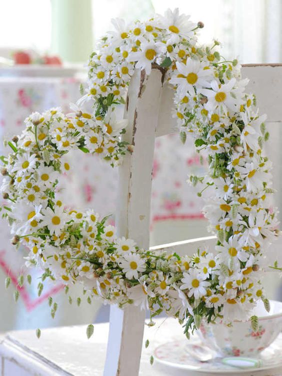 daisy heart wreath wedding decor