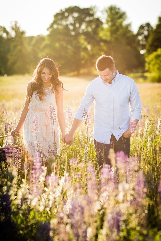 Sweet Engagement Photo and Poses Ideas 12