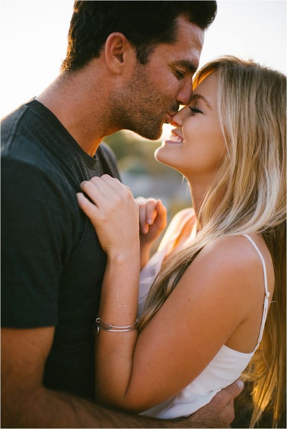 Sweet Engagement Photo and Poses Ideas 2