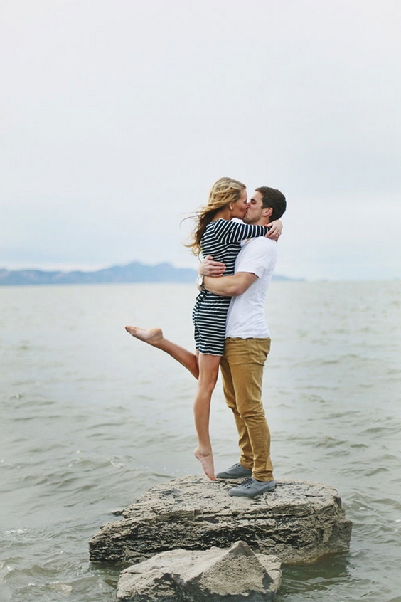 Sweet Engagement Photo and Poses Ideas 29