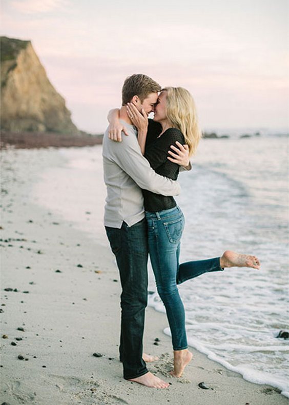 Sweet Engagement Photo and Poses Ideas 30