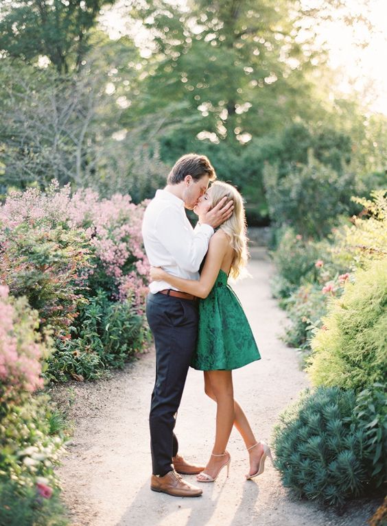 Sweet Engagement Photo and Poses Ideas 31