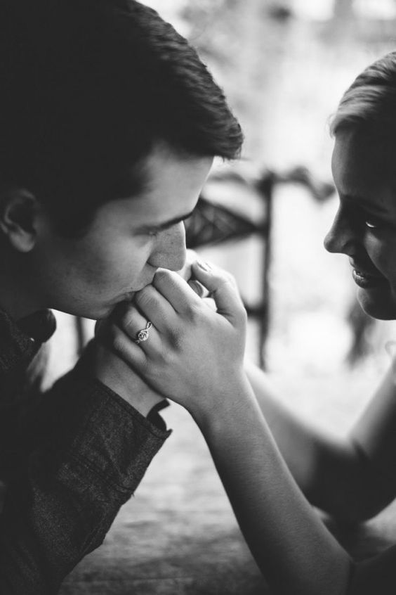 Sweet Engagement Photo and Poses Ideas 33