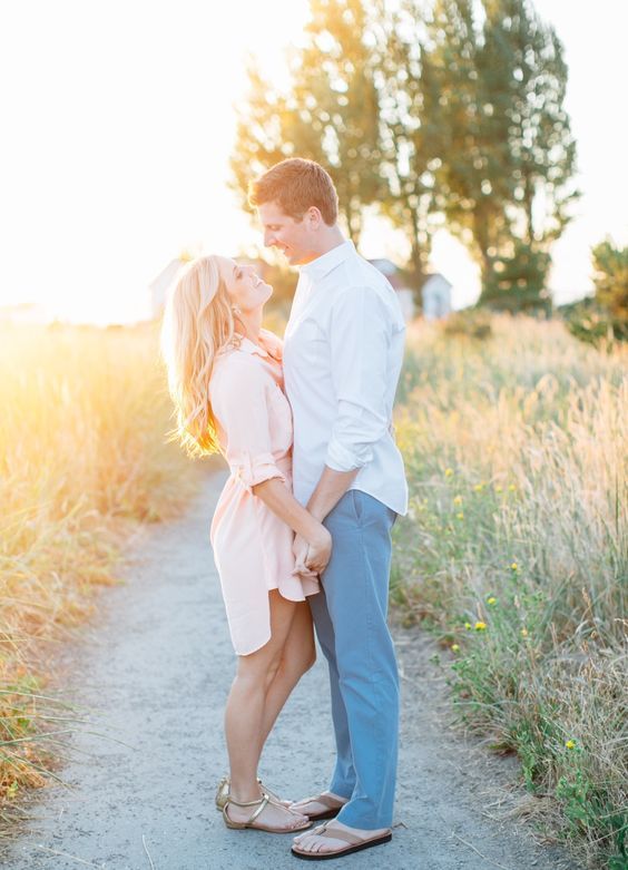 Sweet Engagement Photo and Poses Ideas 37