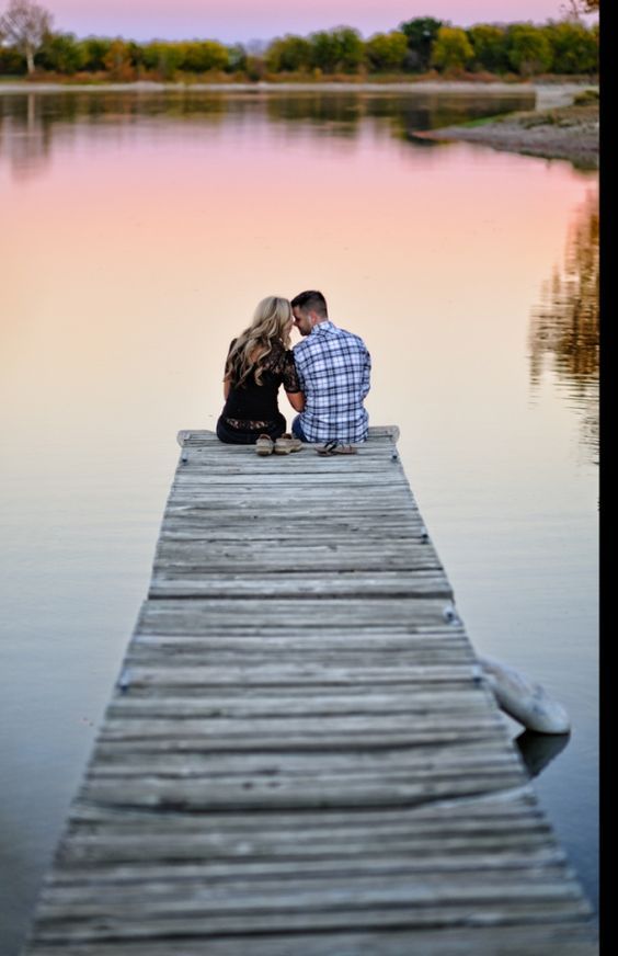 Sweet Engagement Photo and Poses Ideas 8