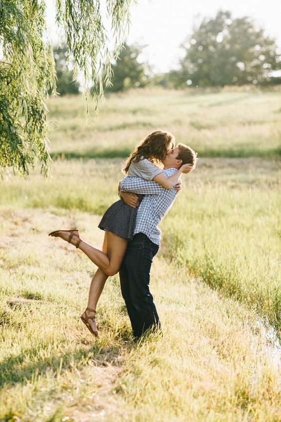 Sweet Engagement Photo and Poses Ideas 9