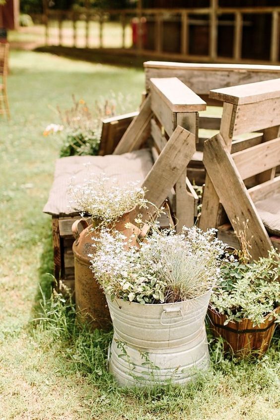 outdoor rustic wedding seating ideas