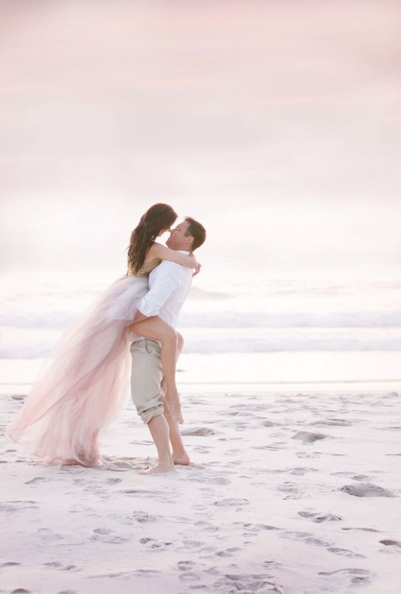 30 Romantic Beach Engagement Photo Shoot Ideas | Deer ...