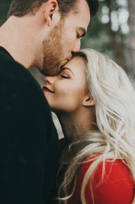 Winter Engagement Photo Shoot and Poses Ideas 11
