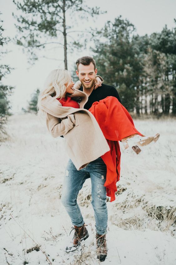 Winter Engagement Photo Shoot and Poses Ideas 13