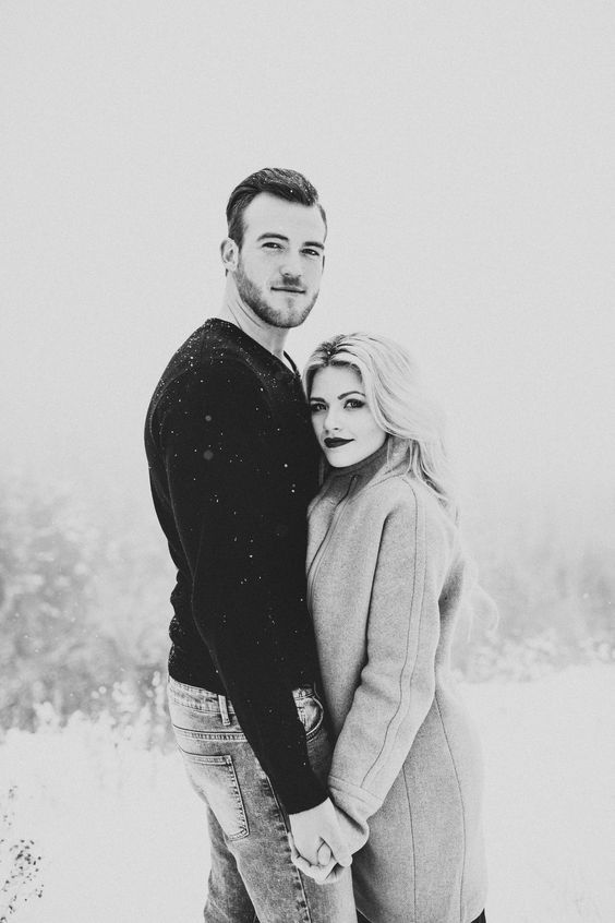 Winter Engagement Photo Shoot and Poses Ideas 16