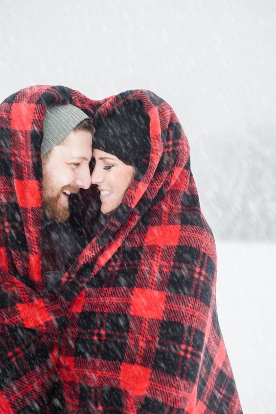 Winter Engagement Photo Shoot and Poses Ideas 17