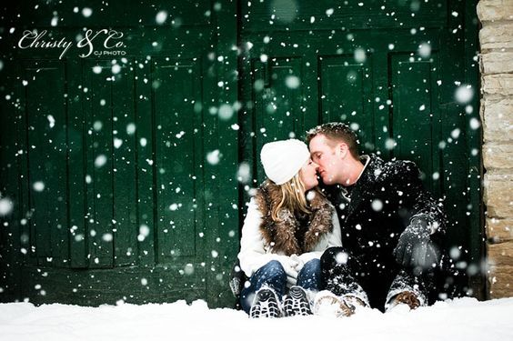 Winter Engagement Photo Shoot and Poses Ideas 19
