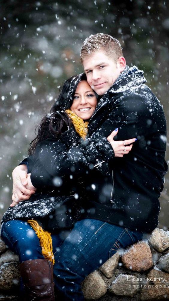 Winter Engagement Photo Shoot and Poses Ideas 21