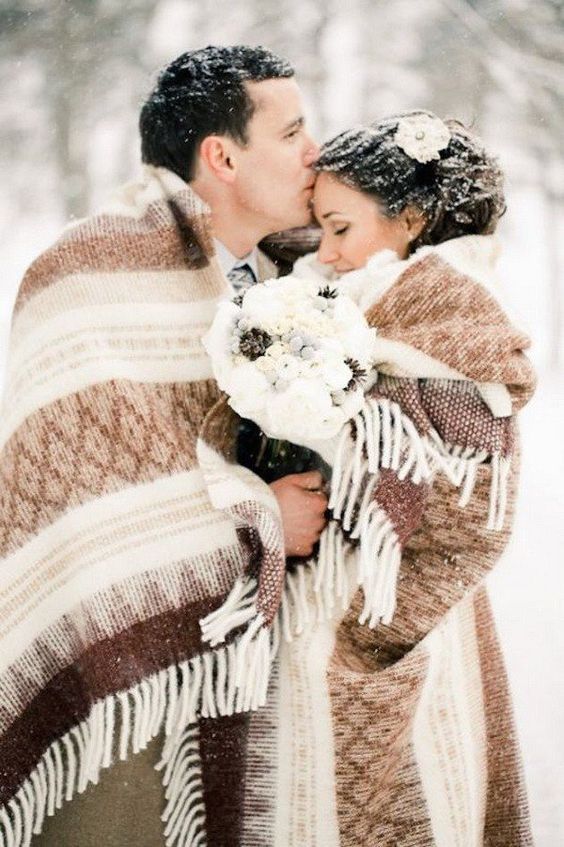 Winter Engagement Photo Shoot and Poses Ideas 22