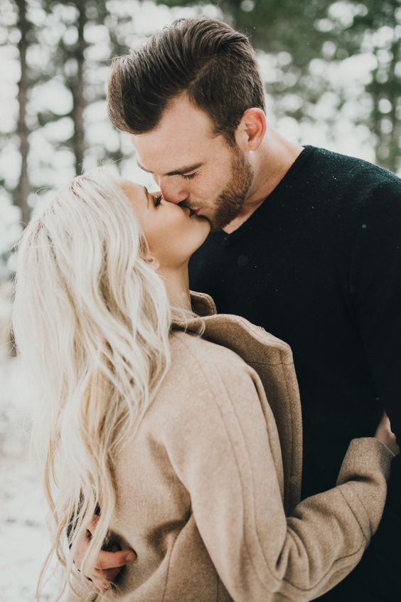 Winter Engagement Photo Shoot and Poses Ideas 23