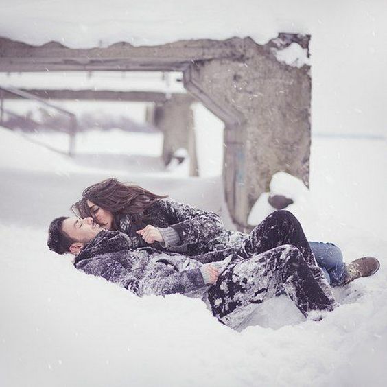Winter Engagement Photo Shoot and Poses Ideas 28