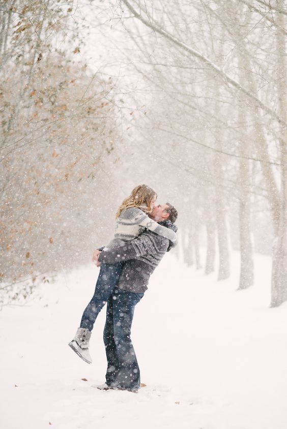 Winter Engagement Photo Shoot and Poses Ideas 30