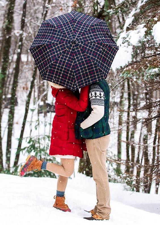 Winter Engagement Photo Shoot and Poses Ideas 8