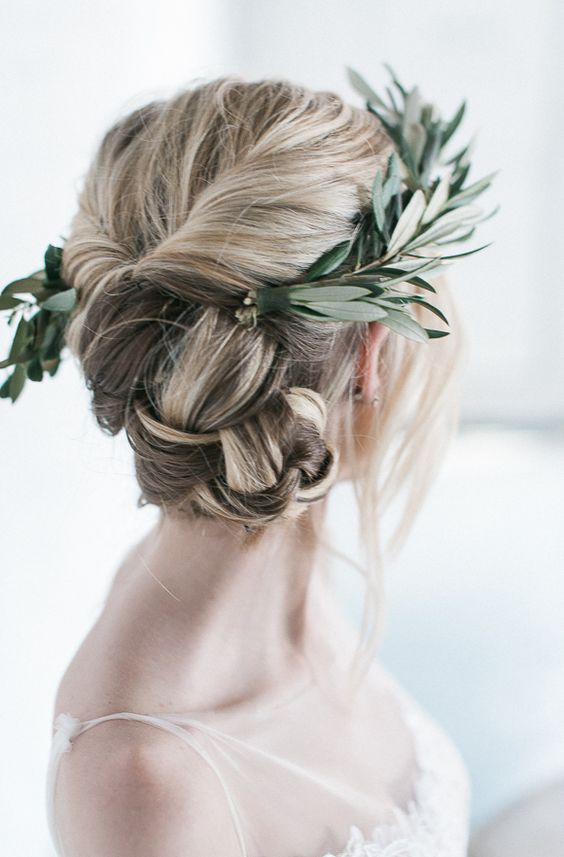 Minimalist bridal hairstyle Hannah Forsberg Photography