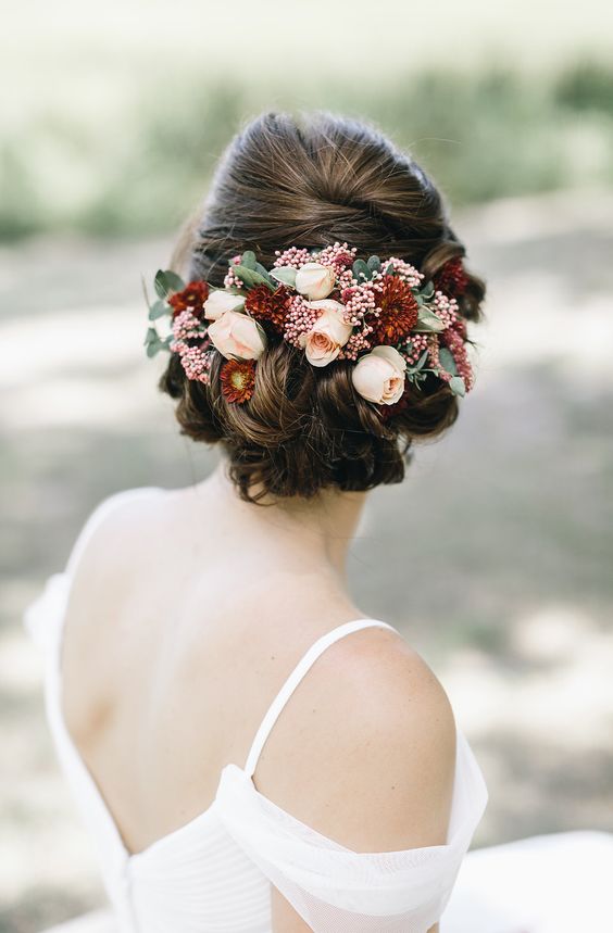romantic bridal hair flowers - photo by Mackensey Alexander