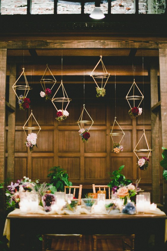 Modern vine-covered wedding decor - Photography onelove Photography