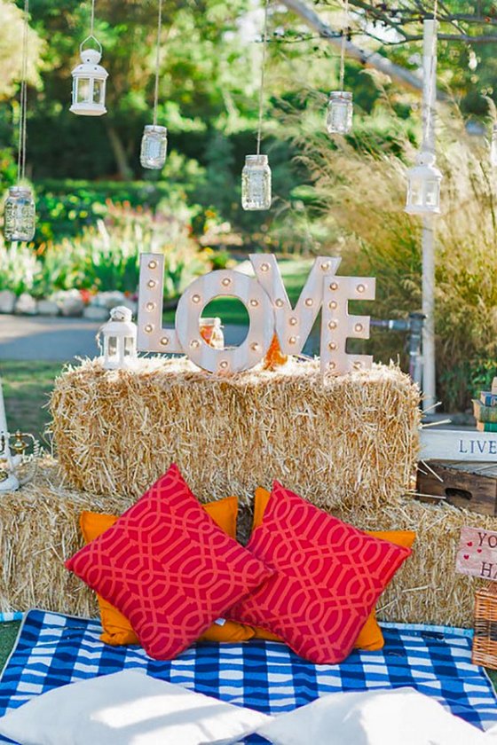 Summer Outdoor Picnic Wedding Ideas 19