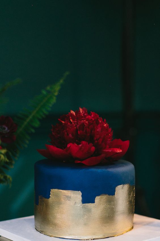 navy and gold wedding cake - photo by Heidi Ryder Photography