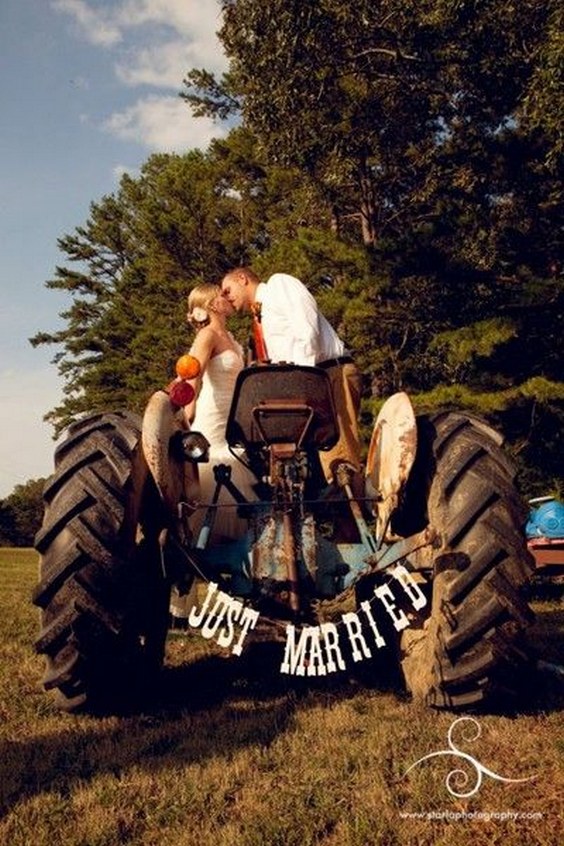 farm wedding photo idea