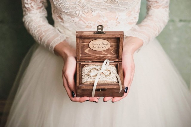 Rustic wooden wedding ring box idea