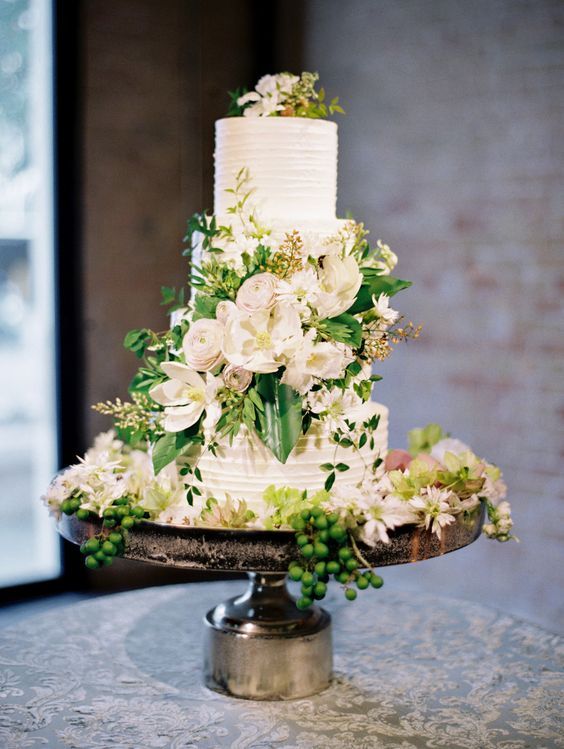 Greenery wedding cake idea